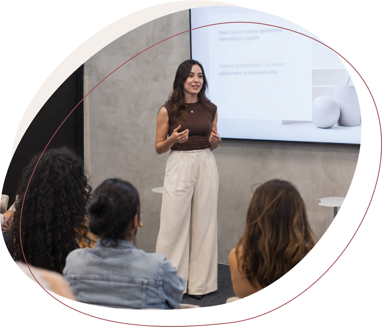 Professora em aula de pós-graduação do Instituto Sofia, representando formação profissional de alto nível nas áreas da saúde e da educação.
